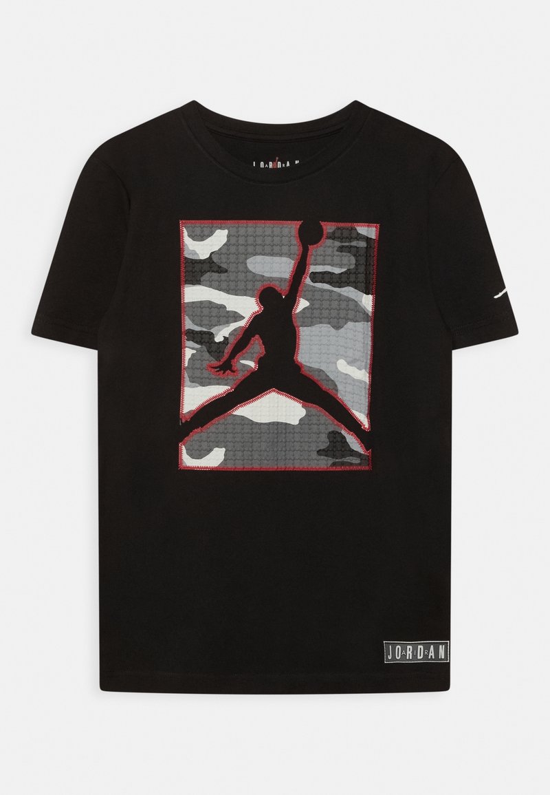 Černé bavlněné tričko s šedobílým maskáčovým vzorem s červeným obrysem a bílým logem Jumpman ve spodní střední části.
