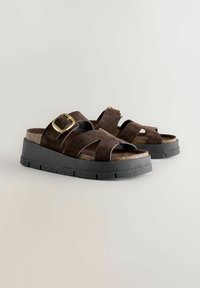 REGULAR FIT - FOREVER COMFORT STRAP BUCKLE DETAIL - Pantoletai su kulnu - chocolate brown