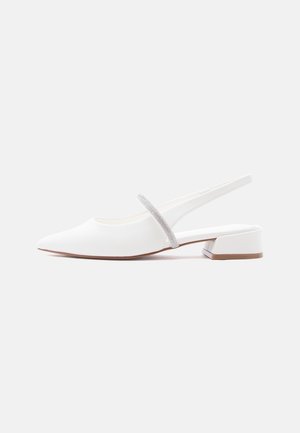Hvid slingback-sko med lav blokhæl og en enkelt tynd rem dekoreret med små rhinsten.