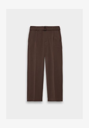 Pantalones marrones con cinturón, que cuentan con una cintura alta, frente plisado y bolsillos laterales; fabricados con una tela suave y texturizada.