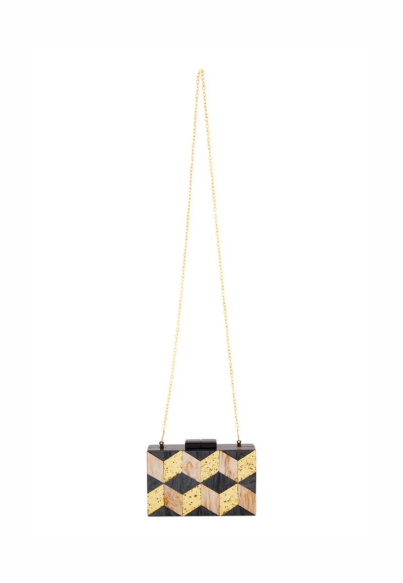 Borsa a tracolla geometrica con sezioni nere, beige e oro, dotata di una tracolla a catena. Design rigido con finitura lucida e chiusura a scatto.