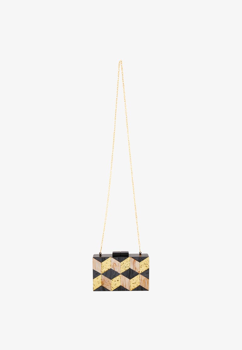 Pachet geometric de mână cu secțiuni negre, bej și aurii, prevăzut cu un mânere din lanț. Design cu carcasă dură, cu finisaj lucios și închidere cu cataramă.