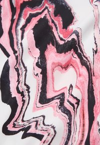 Patrón ondulado abstracto en rosa, negro y blanco que recuerda a la textura de mármol sobre una superficie de tela suave.