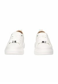 Baskets en cuir blanc avec un bout rond, un laçage à l'avant et des accents noirs contrastants. Semelle en caoutchouc épaisse au design minimal.