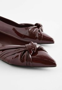 Next FOREVER COMFORT ASYMMETRIC BOW POINT TOE - REGULAR FIT - Ballerinasko - berry red