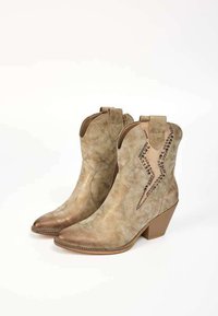 Bottes de cowboy en cuir marron clair avec un bout pointu, une finition texturée, et un motif d'éclair rehaussé de petits strass.