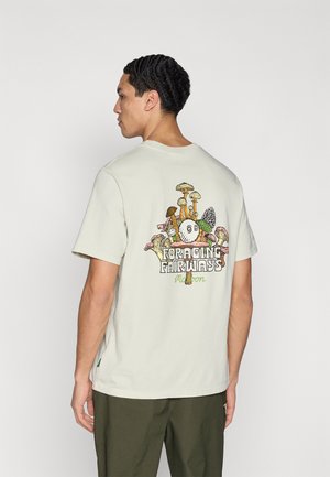 Malbon BERMUDA FORAGING TEE - Apdrukāts T-krekls - ivory