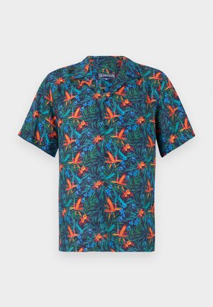 Korte mouwen shirt met een donkerblauwe achtergrond en levendige tropische bloemenpatronen in oranje, groen en blauw. Met een knoopsluiting bij de kraag.