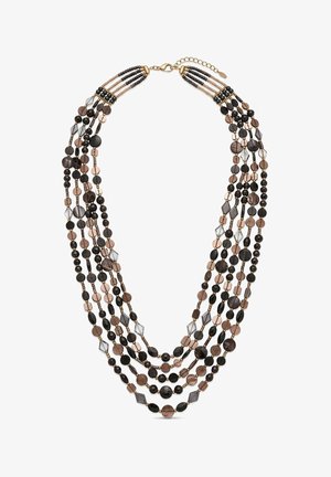 Collier multi-brins avec des perles noires, marron et translucides de différentes formes, doté d'un fermoir doré et d'une chaîne ajustable.