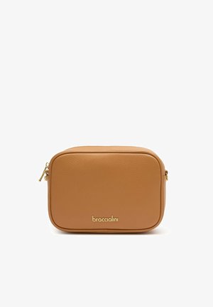 Lichtbruine rechthoekige leren crossbodytas met gouden ritssluiting en "braccialini" logo op de voorkant in het midden.