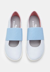Ljusblåa slip-on skor med ett brett elastiskt band över ovansidan, rund tå och vit gummisula; har en mjuk, vadderad innersula.