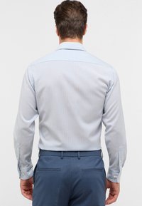 Camicia a maniche lunghe a righe azzurro chiaro e bianco con polsini abbottonati, caratterizzata da un colletto classico e una vestibilità su misura, mostrata da dietro.