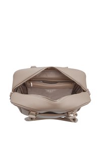 Borsa in pelle beige con zip superiore aperta, che mostra i compartimenti interni, inclusa una tasca con zip e foderatura in tessuto.