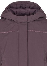 Vêtement d'extérieur violet avec un col haut et une capuche, présentant une texture lisse et des accents cousus. Fermeture éclair à l'avant dissimulée par un rabat.