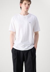 Tommy Hilfiger ESSENTIAL TEE - T-shirt imprimé - white