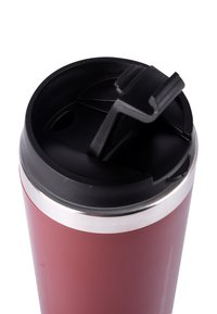Tazza da viaggio con un corpo color bordeaux, una fascia metallica argentata e un coperchio in plastica nera con apertura scorrevole e meccanismo di bloccaggio.