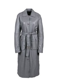 Cappotto trench in pelle grigio con maniche lunghe, colletto, vita con cintura, due tasche frontali e chiusura con bottoni frontali. Texture liscia e design minimalistico.