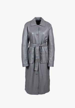 Grijze leren trenchcoat met lange mouwen, een kraag, een ceintuur in de taille, twee voorkruisen en een knoopsluiting aan de voorkant. Stijlvolle textuur en minimalistisch ontwerp.