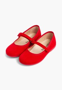 Pantofii Mary Jane din suede roșu au vârful rotund și o curea peste instep. Interiorul este de culoare bej cu o textură netedă. Talpa este plată.