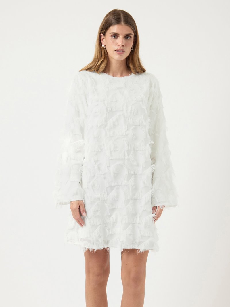 Robe blanche à manches longues, avec des franges superposées pour la texture. Longueur au-dessus du genou avec une silhouette droite et un col rond.