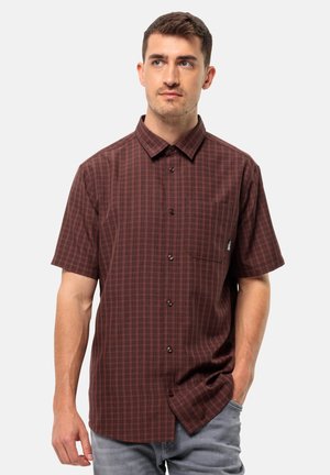 Chemise à manches courtes, à carreaux bordeaux, avec un col à bouton, une poche poitrine et des boutons foncés, présentant une coupe décontractée et une texture lisse.