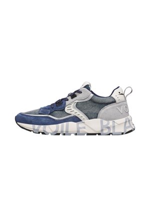 Scarpa da ginnastica bassa grigia e blu navy con pannelli in mesh e camoscio, suola bianca con grande scritta "VOILE BLANCHE" lungo il lato.