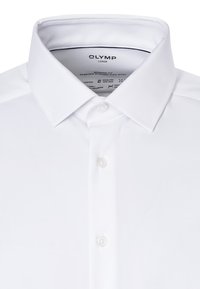 Chemise blanche, coupe moderne, mélange de coton, avec un col classique, une patte de boutonnage, et une texture lisse avec un léger éclat.