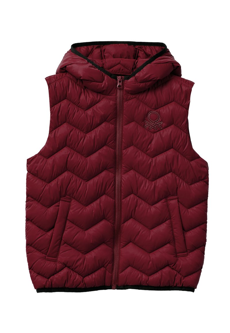 Červená prošívaná puffer vesta s kapucí, se vzorem šípů, předním zipem a dvěma bočními kapsami. Černé lemování podél okrajů.