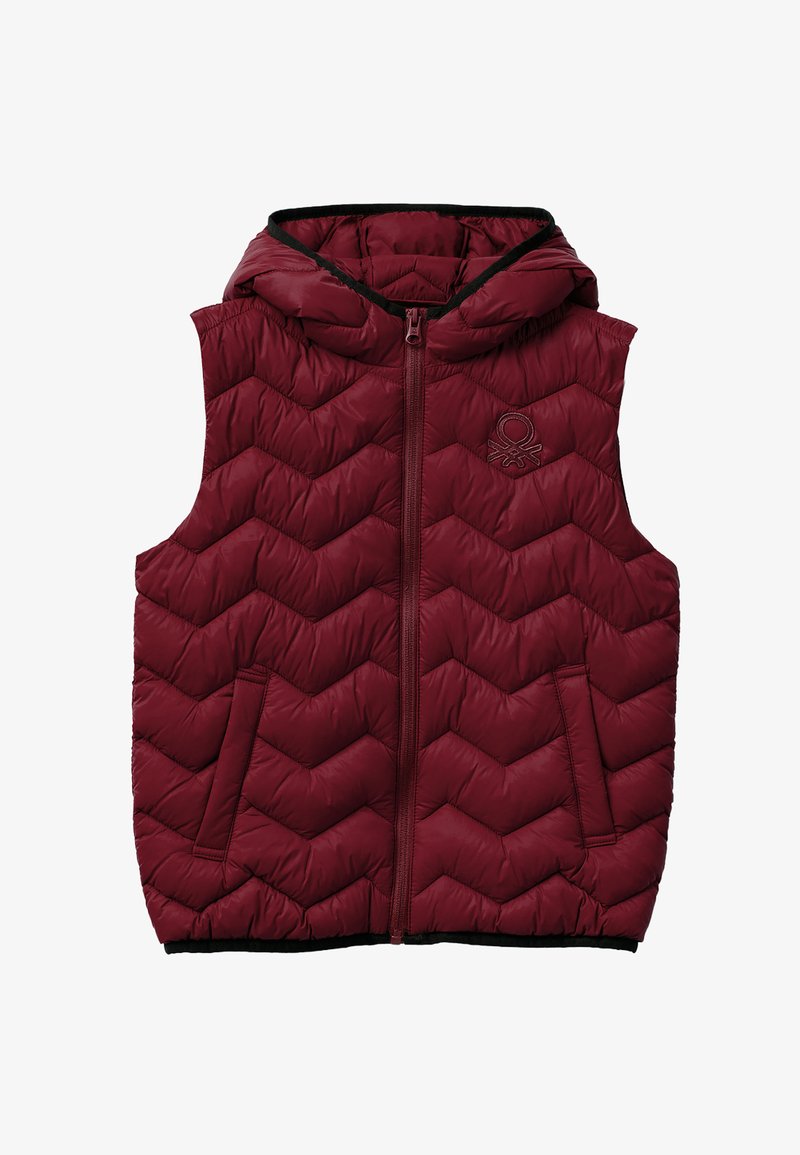 Červená prošívaná puffer vesta s kapucí, se vzorem šípů, předním zipem a dvěma bočními kapsami. Černé lemování podél okrajů.