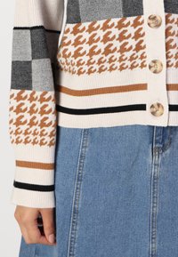 Object OBJRENARD CHECK  - Gilet - white sand/black/brown