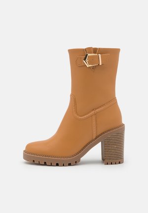 Bottines à talons hauts - cognac