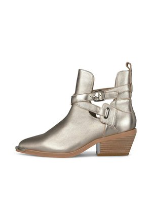 Stivaletto alla caviglia in argento metallico con punta appuntita, lati traforati, doppi cinturini con fibbia, tacco in legno impilato e linguetta posteriore.