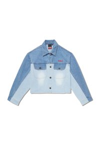 Chaqueta de denim recortada con secciones en azul claro y oscuro. Diseño clásico con botones en la parte delantera, dos bolsillos frontales y detalle de logo bordado.