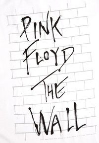 Camisa blanca con texto negro que dice "PINK FLOYD THE WALL," sobre un patrón de pared de ladrillos gris claro. Tipografía en negrita, dibujada a mano.