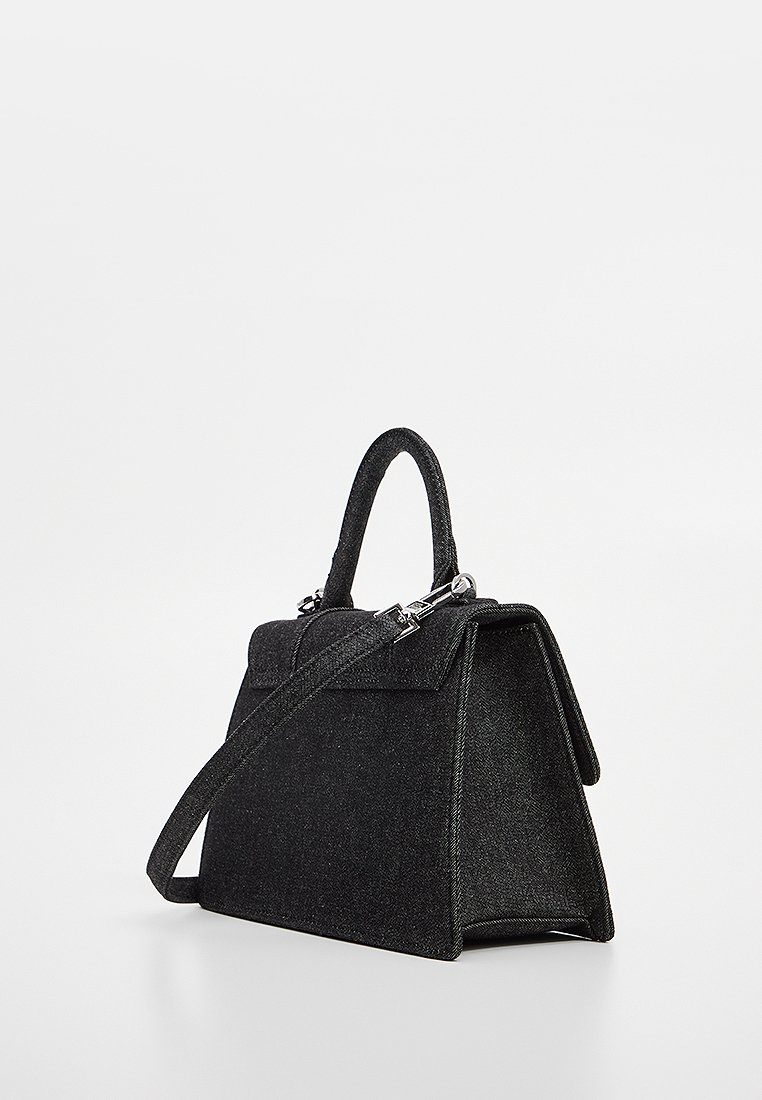 Sac à main noir en forme de trapèze avec poignée supérieure et bandoulière amovible sur fond blanc.