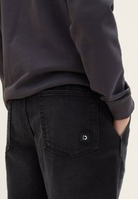 TOM TAILOR DENIM LOOSE FIT SWEAT - Shorts di jeans - used dark stone black denim