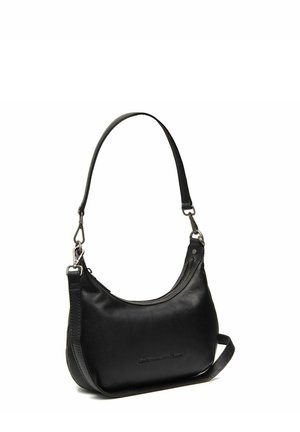 Sac à épaule en cuir noir avec une silhouette courbée, une bandoulière réglable, quincaillerie en argent et une fermeture zippée sur le dessus. Présente un détail de marque minimal.