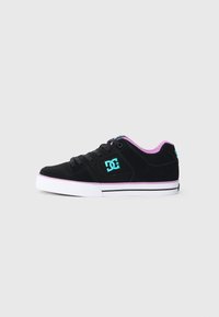 Zapatilla baja negra con logo turquesa, forro morado y suela blanca con raya negra, mostrada en perfil lateral sobre un fondo simple.