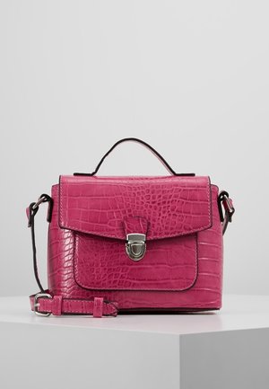 Rosa Handtasche aus krokodilleder mit Tragegriff oben, Vorderklappe, silberner Schnalle und verstellbarem Schulterriemen auf weißem Untergrund.