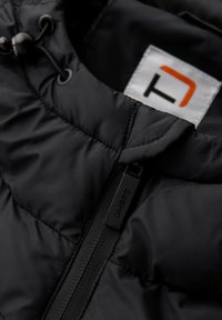 Schwarze, gesteppte Steppjacke mit Reißverschluss, verstellbarem Kordelzugkragen und einem Logotag mit orangefarbenem Akzent.