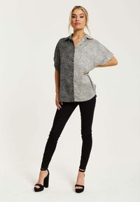 Liquorish MONOCHROME POLKA DOT PRINT  - Button-down blouse - black off-white