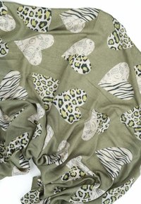 Tessuto verde oliva con una varietà di forme cuori in modelli che includono stampa leopardata, design geometrici e strisce zebrate.