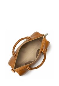 Sac à main en cuir marron avec deux poignées, fermeture zippée et un intérieur spacieux beige avec une poche latérale. Surface texturée.