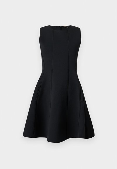 Μαύρο φόρεμα σε γραμμή Α χωρίς μανίκια με κάθετες ραφές και εφαρμοστό μπούστο, εμφανιζόμενο σε λευκό φόντο.