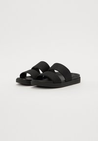 Sandale negre cu talpă plată din material texturat, dotate cu două curele late. Design simplu, fără embellishments.