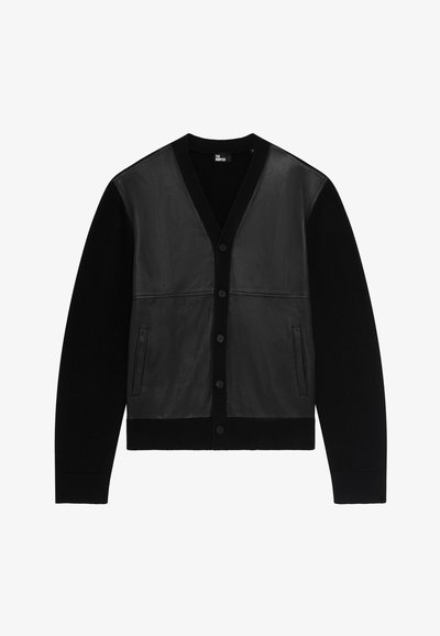 Zwarte knoopsluiting cardigan met leren voorkanten, gebreide mouwen, twee voorzakken en geribbelde manchetten en zoom.