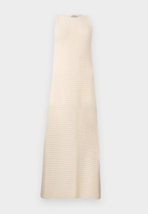 Rochie maxi tricotată fără mâneci, de culoare crem, cu un model texturat subtil și guler înalt, expusă pe un fundal simplu.