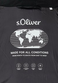 Czarna tkanina z motywem globu i białym napisem. Tekst głosi "s.Oliver" i podkreśla cechy takie jak "stworzony na wszystkie warunki".