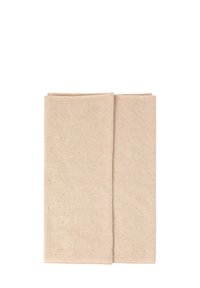 Béžová pletená šála s měkkou texturou, pečlivě složená. Má malé barevné skvrny rovnoměrně rozmístěné po celém materiálu.