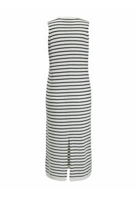 Vestido de tirantes a rayas en blanco y negro, con una apertura en la parte posterior, textura acanalada y diseño hasta la rodilla.